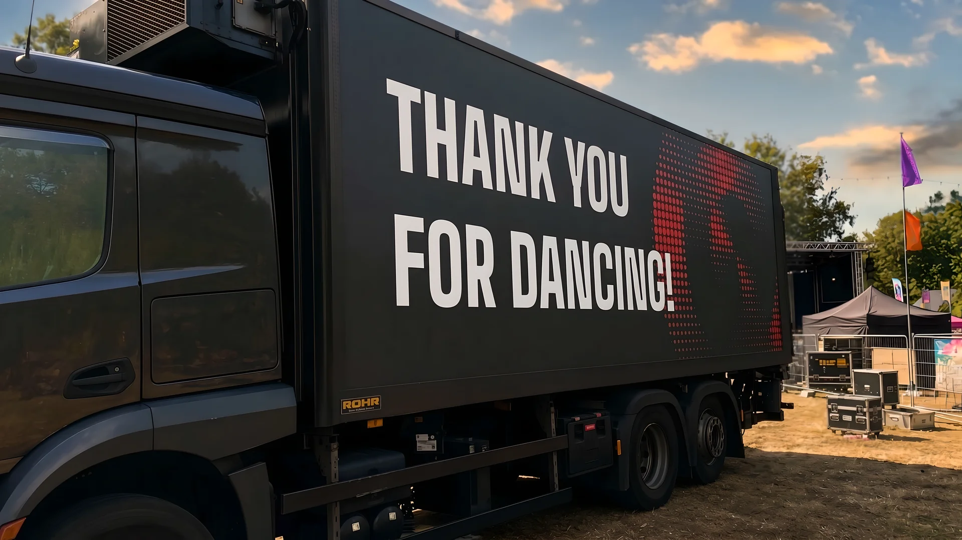 Schwarzer Lkw mit LED-Laufschrift Thank you for dancing