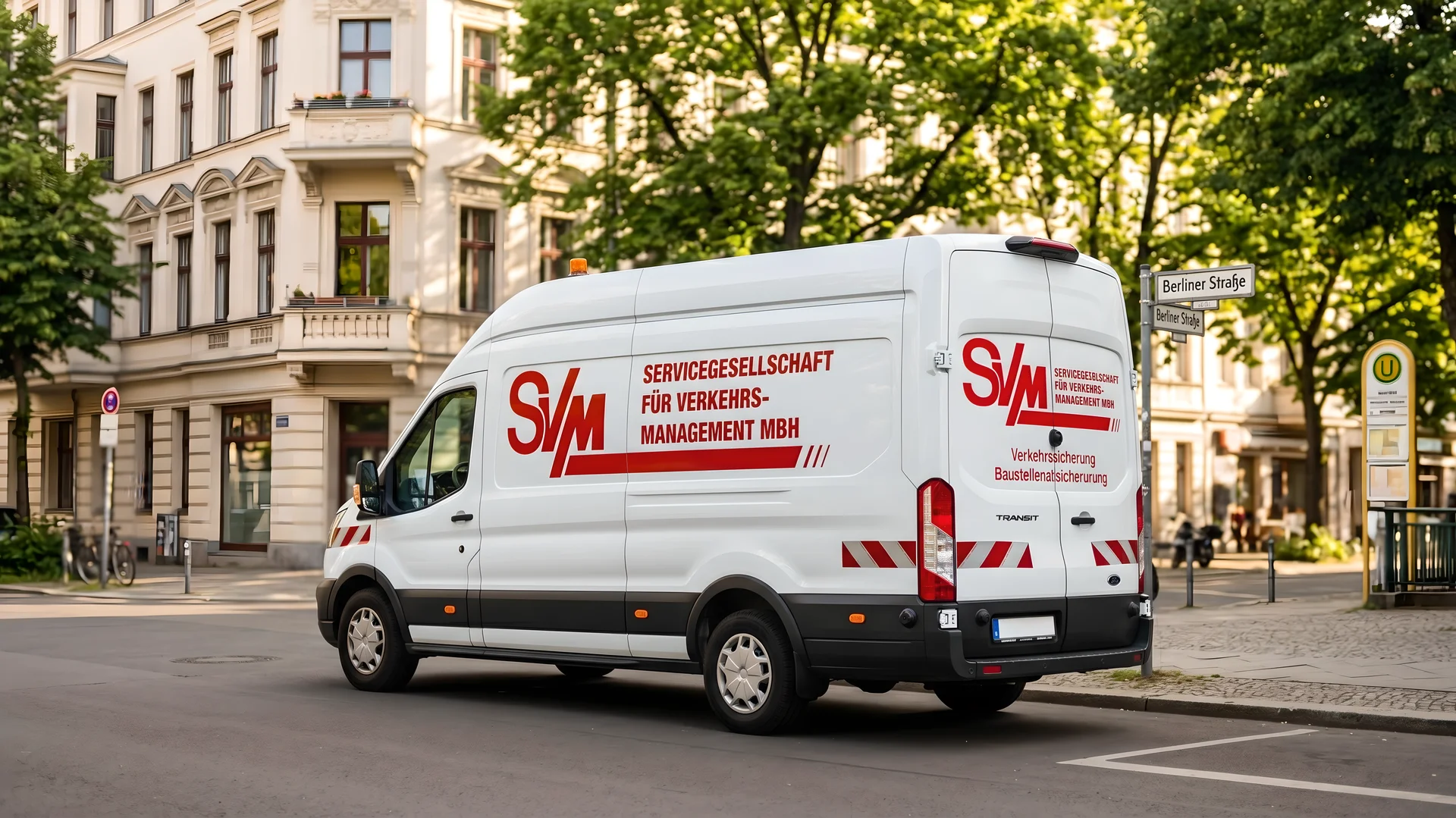 Weißer Transporter mit SVM Fahrzeugbeschriftung auf der Straße
