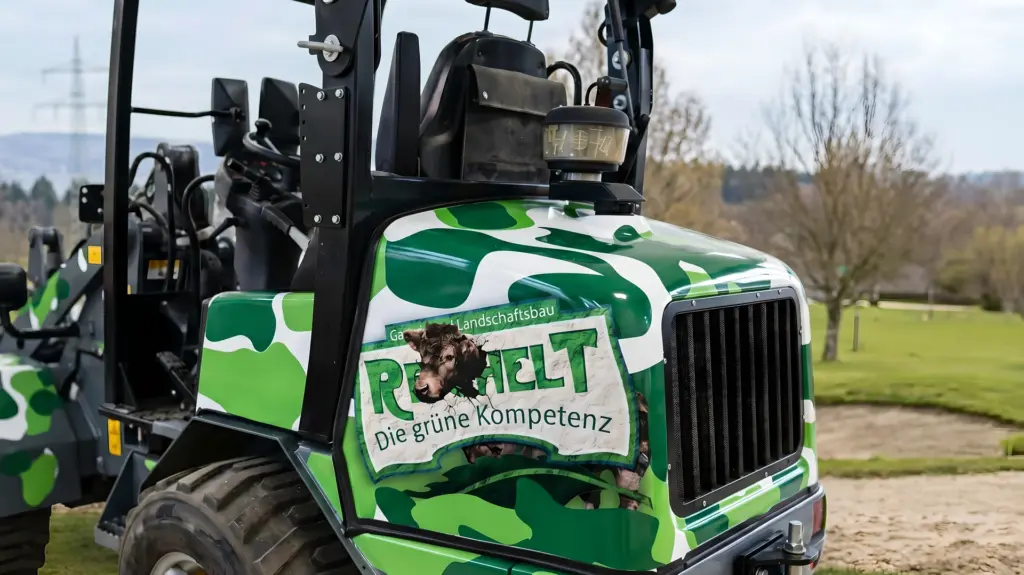 Reichelt Radlader mit grüner Camouflage-Folierung, Frontansicht