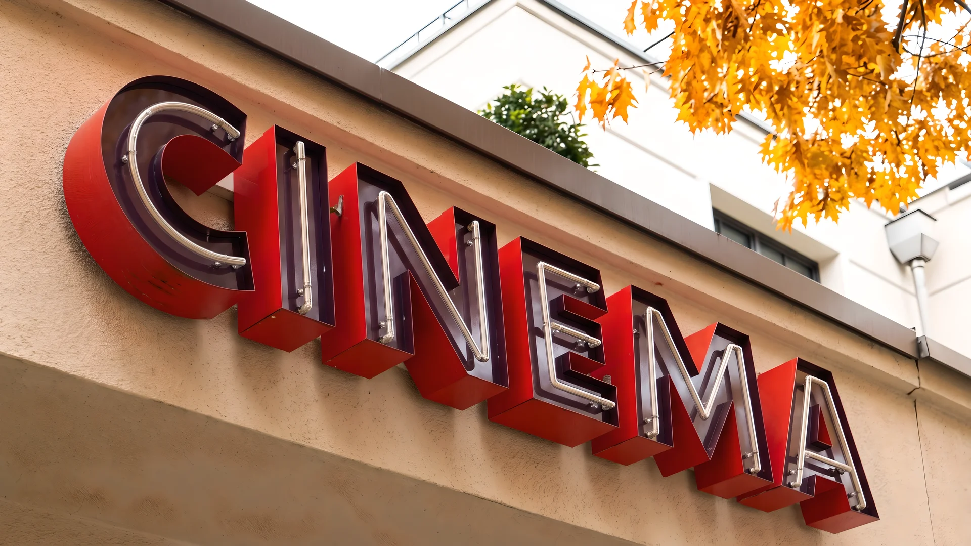 Rote beleuchtete 3D-Buchstaben Cinema an einer Fassade